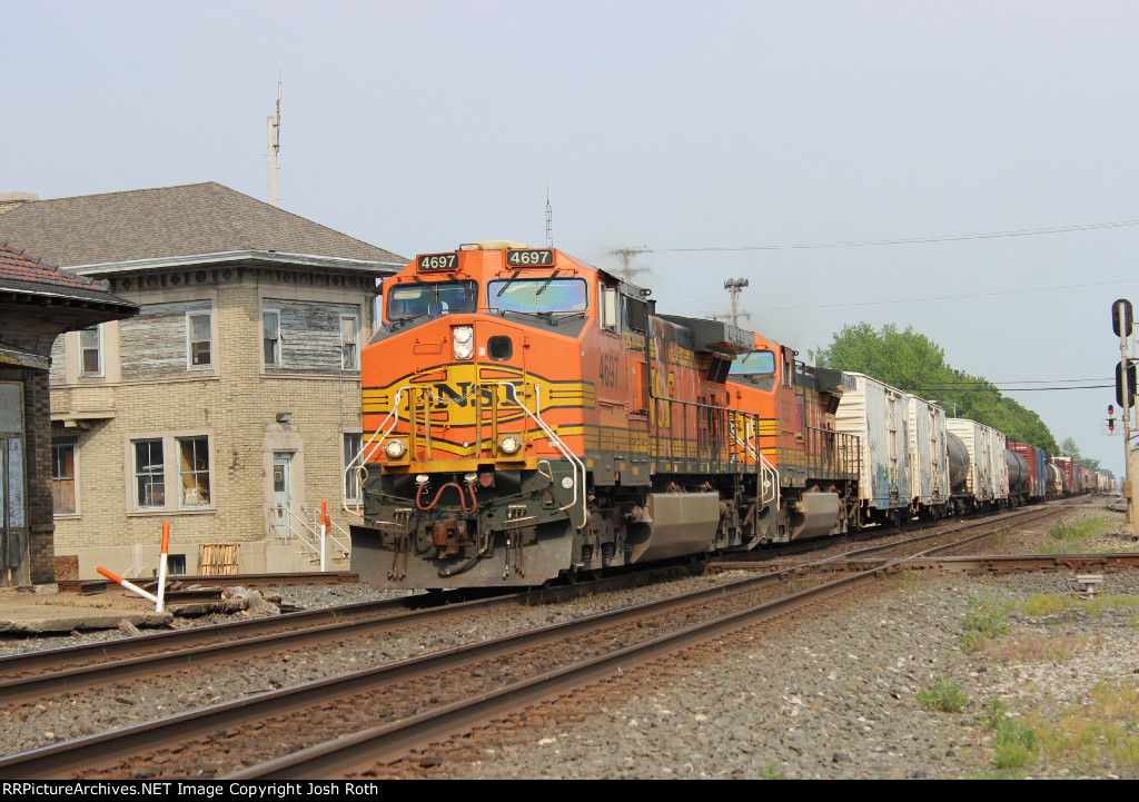 BNSF 4697 & BNSF 5525